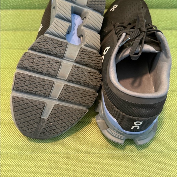 On Cloud X Versatile Men's Gray and Black Athletic Shoes - Picture 3 of 6